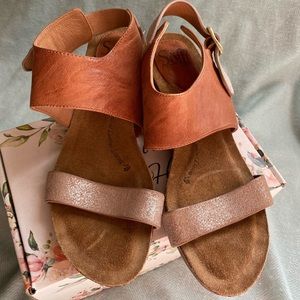 Sofft Tan & Silver Wedge Sandal Size 7